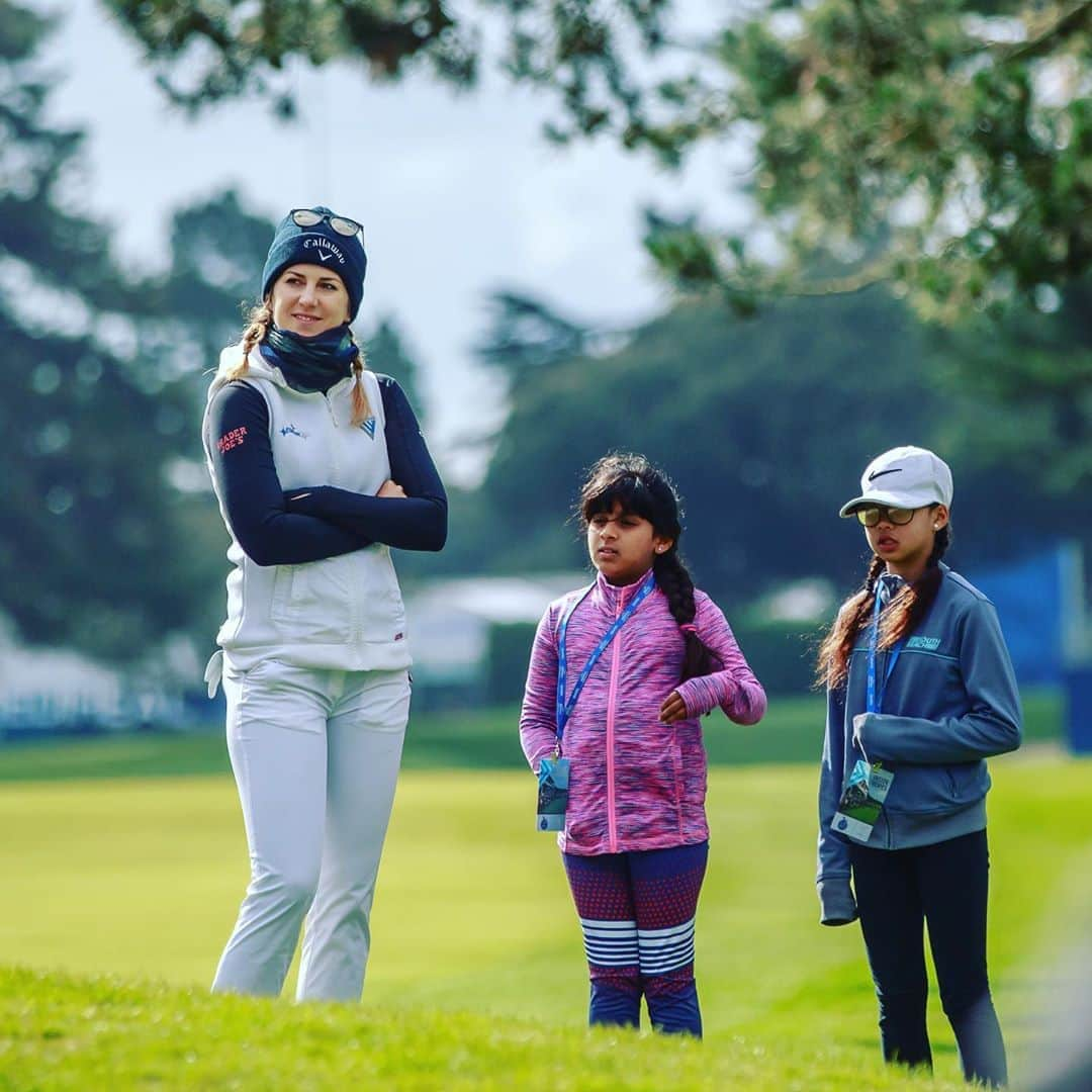 サンドラ・ガルさんのインスタグラム写真 - (サンドラ・ガルInstagram)「#flashback to around this time last year in San Francisco having these two beauties walk inside the ropes with me 💜 We had the #walkwithSandra program lined up again this year...wasn’t meant to be. At least not yet. BUT I hope I can connect with a few of the @girlsgolf kids via our zoom call on Monday! I love how everyone is being inventive these days, making the best of what is currently possible and safe.」3月30日 1時38分 - thesandragal