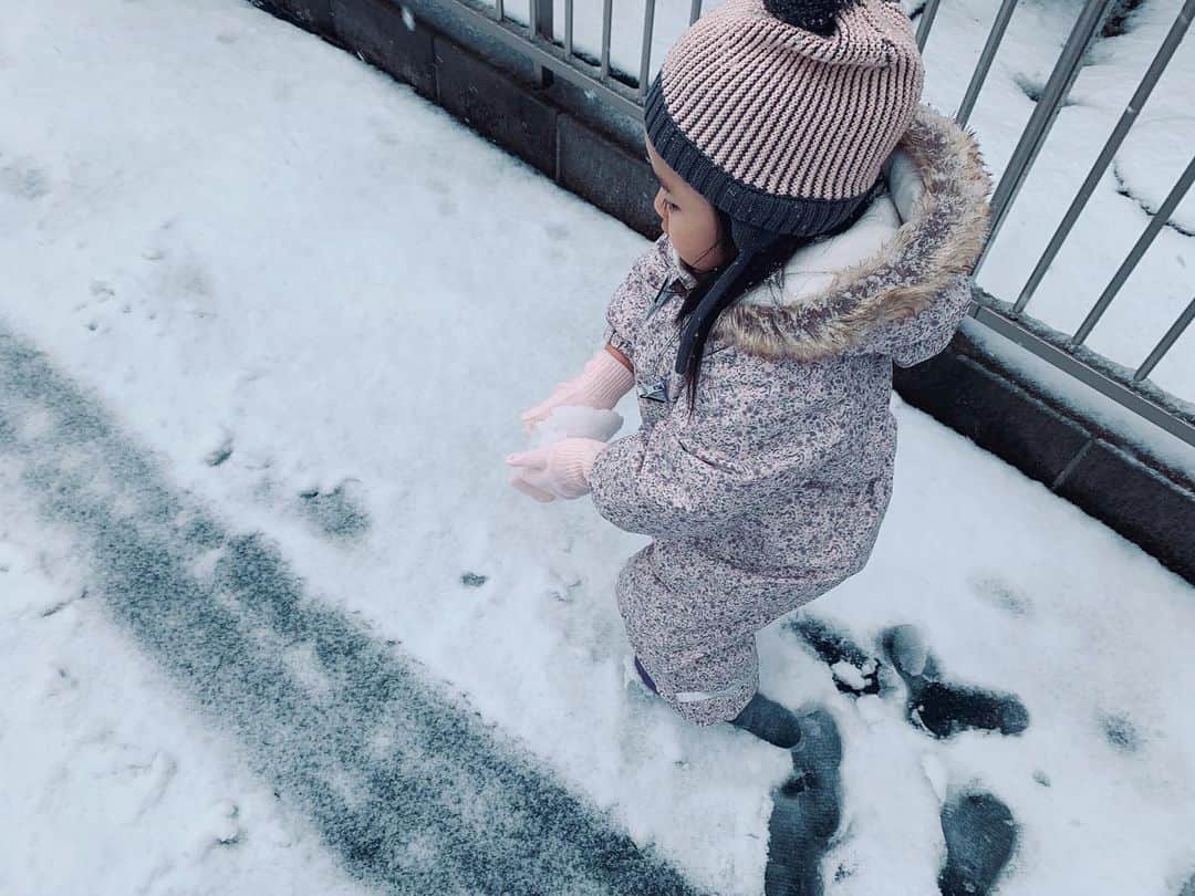 小田切恵子さんのインスタグラム写真 - (小田切恵子Instagram)「おうち時間🏠 このタイミングで雪が降ってくれたのは子供的には楽しかったからよかったのかも☃️ お砂場セットが大活躍して立派なアイスが作れましたw🍨  #早くコロちゃん収束して #桜かと思えば雪 #どうか平穏な日常を」3月30日 1時39分 - keikoodagiri101