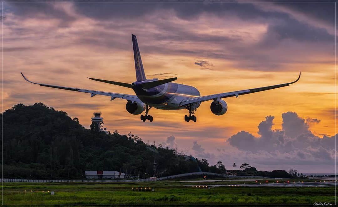 タイ航空さんのインスタグラム写真 - (タイ航空Instagram)「A new brighter day will always come. We just have to endure the night first.  Photo Credit: [FB]แอ๊กช์ อันเดอร์สกอร์  #ThaiAirways #THAIA350 #AirbusA350 #A350 #StayStrong #ThisTooShallPass」3月30日 1時53分 - thaiairways