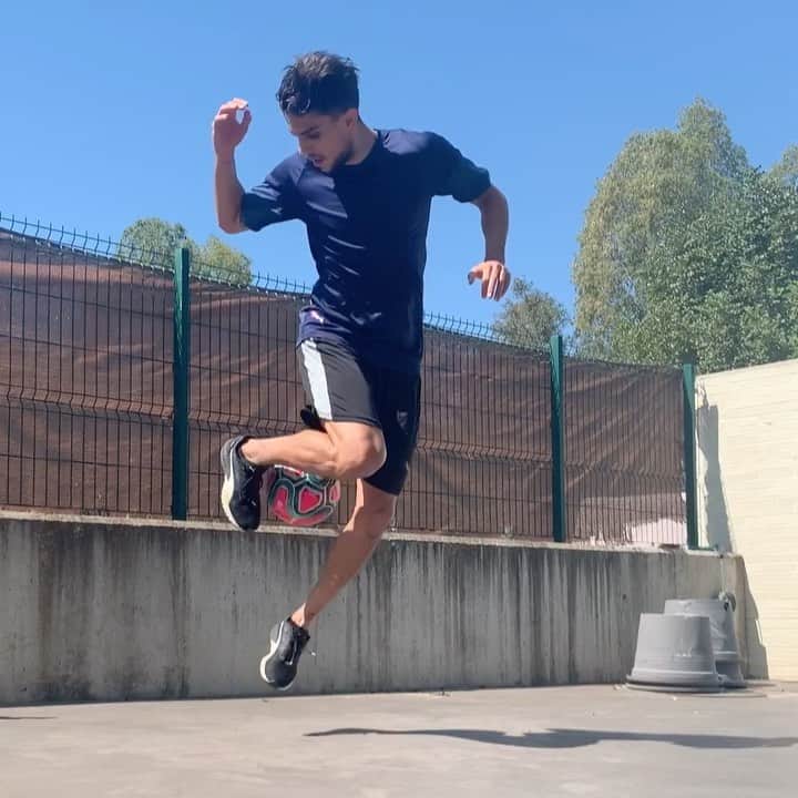 のインスタグラム：「Esa sensación de repetir eso que hacía una y otra vez cuando era un niño, en casa junto a mi hermano. Porqué siempre llevaré dentro ese niño feliz, que soñaba en que algún día sus sueños se cumplirían. 👦🏻⚽️ #StayPositive #DreamsComeTrue #StayAtHome #PumaFootball #LaLiga #freestyle」
