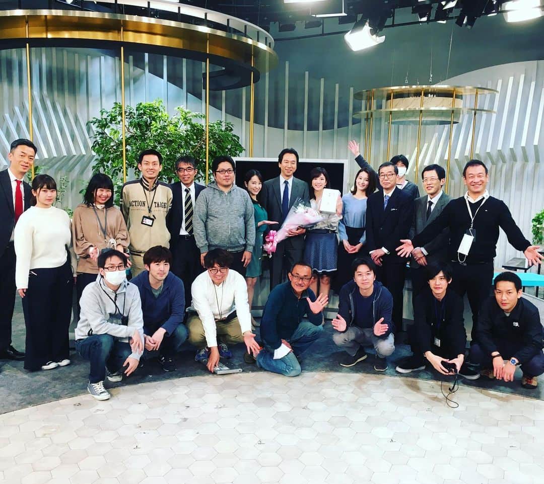 のインスタグラム：「先週末、清水キャスターが番組を卒業しました。  BSテレ東のFTキャスターとして、2年間お疲れ様でした☺️ 実は私たち朝番組を担当し始めた時期が全く一緒で「同期」なんです。  とはいえ、メディアの大先輩。  ニュースに向き合う姿勢やこだわりは大変勉強になりました😌  寂しくなりますが、4月からは新しく桜庭薫キャスターが仲間に加わります。  記者としてウィーン駐在の経験もある方です。  独自の視点での解説をお楽しみに🙋‍♀️ スタジオをリニューアルし、気持ちも新たに。  わたくし八木、豊嶋解説員、天明キャスターは変わらず番組を担当いたします☺️ 引き続き「日経モーニングプラスFT」をよろしくお願いします🙌  #日経モーニングプラスFT #スタジオリニューアル #ライティング変わって #メイクが難しい」