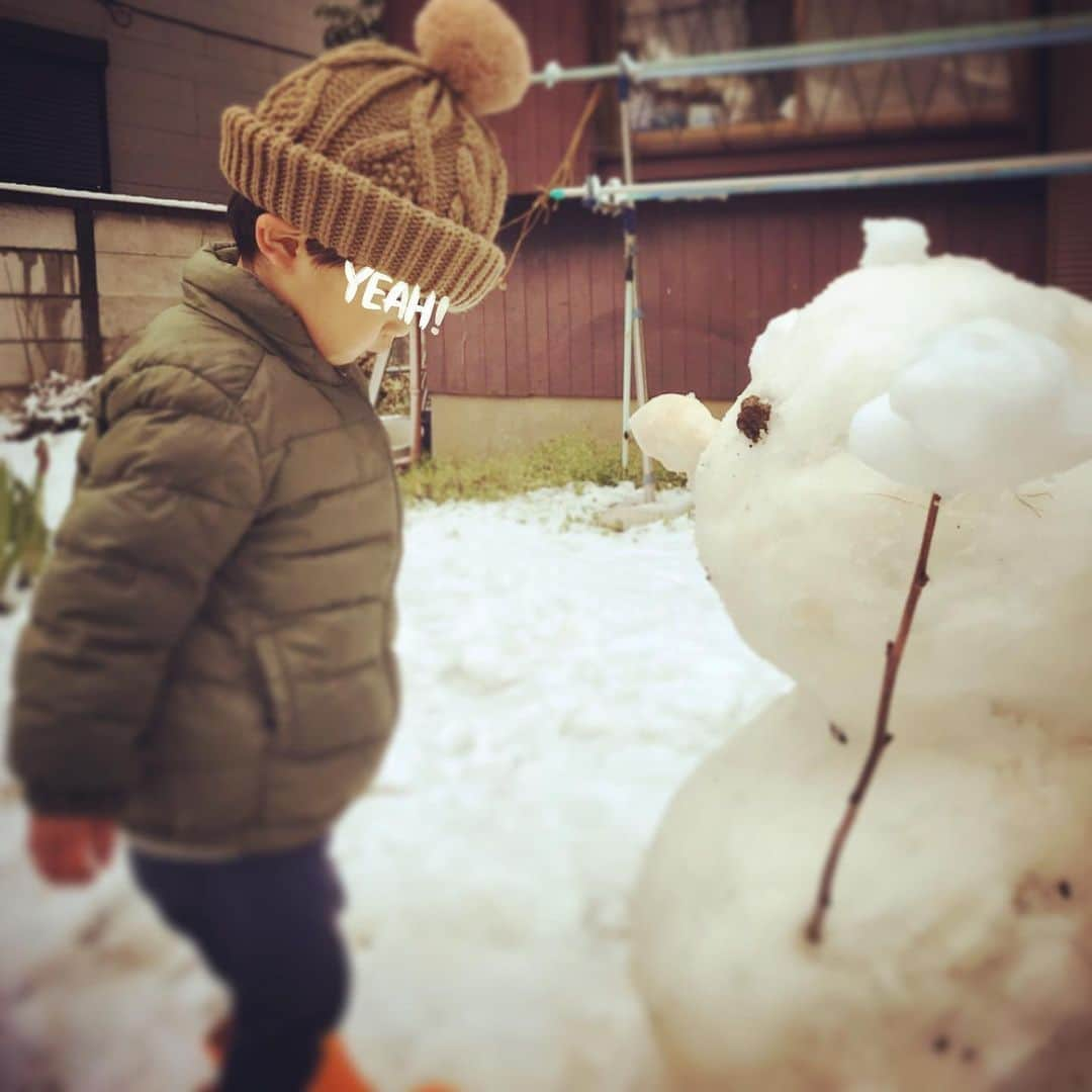 瀬奈じゅんさんのインスタグラム写真 - (瀬奈じゅんInstagram)「﻿ ﻿ お向かいさんのお家の広〜いお庭で少し遊ばせてもらいました。﻿ ﻿ オラフ！オラフ！と大はしゃぎ。﻿ ずっと家の中なので、いい気分転換になったかな。﻿ ﻿ 最近はご飯を作っていると「手伝う！」と…。﻿ お気持ちだけ頂きたい所なんですが…卵を割って下さったり、まぜまぜして下さったり…。﻿ …助かって……ます…。﻿ ﻿ #2歳児　﻿ #雪遊び　﻿ #お手伝いと言う名のお邪魔虫 ﻿ #瀬奈じゅん」3月30日 11時48分 - junsena_official