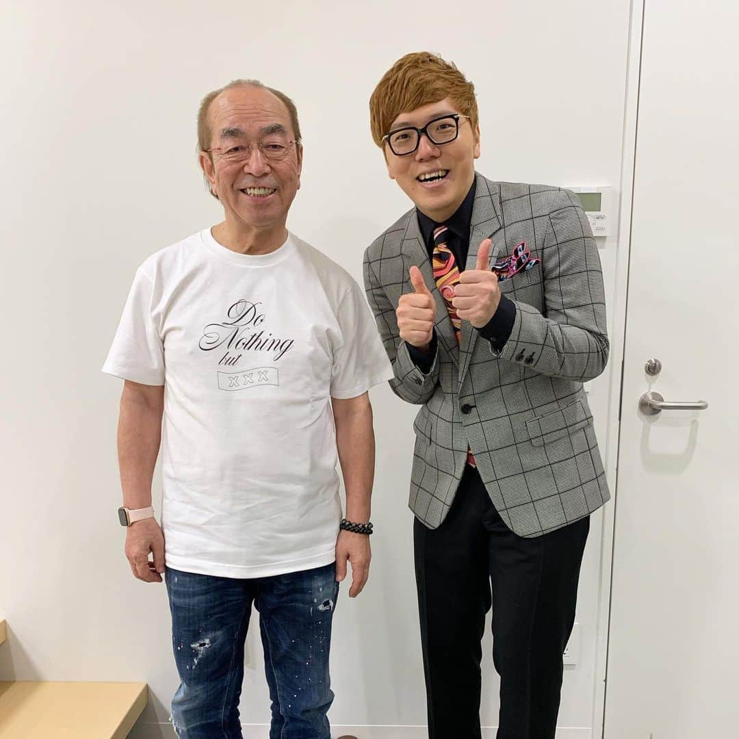 HIKAKINさんのインスタグラム写真 - (HIKAKINInstagram)「志村けんさん。朝から涙が止まりません。小さい頃から家族で見るお笑いはいつも志村けんさんで、ビデオで録画して何度も何度も見る程1番大好きな芸人さんでした。自分が良くやる変顔も志村さんに影響を受けてのものです。沢山の笑いを本当にありがとうございました。ご冥福をお祈りします。」3月30日 11時50分 - hikakin