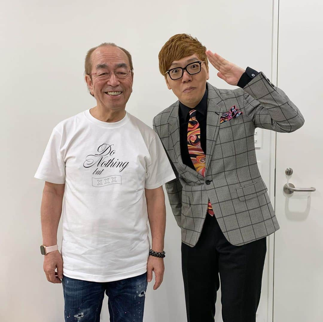 HIKAKINさんのインスタグラム写真 - (HIKAKINInstagram)「志村けんさん。朝から涙が止まりません。小さい頃から家族で見るお笑いはいつも志村けんさんで、ビデオで録画して何度も何度も見る程1番大好きな芸人さんでした。自分が良くやる変顔も志村さんに影響を受けてのものです。沢山の笑いを本当にありがとうございました。ご冥福をお祈りします。」3月30日 11時50分 - hikakin