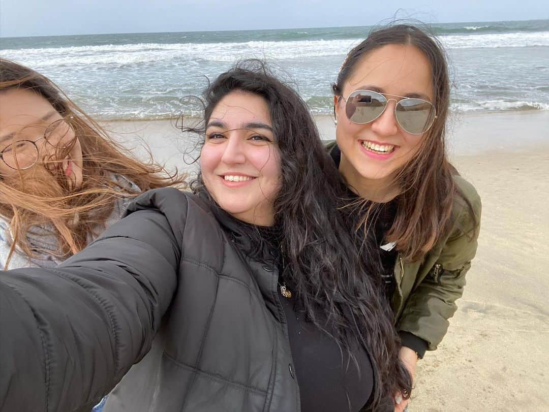 ミコ・フォガティさんのインスタグラム写真 - (ミコ・フォガティInstagram)「Miss these times with these beautiful people (on windy beaches) 😭❤️ but super thankful that we are living in an age where video calling exists! There is not a day that goes by without us checking on each other to keep us sane through this unprecedented time. Definitely keeping positive by reminding myself of all the things I am fortunate to have in life 💛 How are you keeping yourself positive through this time? 👈🏼 Comment below!」3月30日 11時52分 - mikofogarty