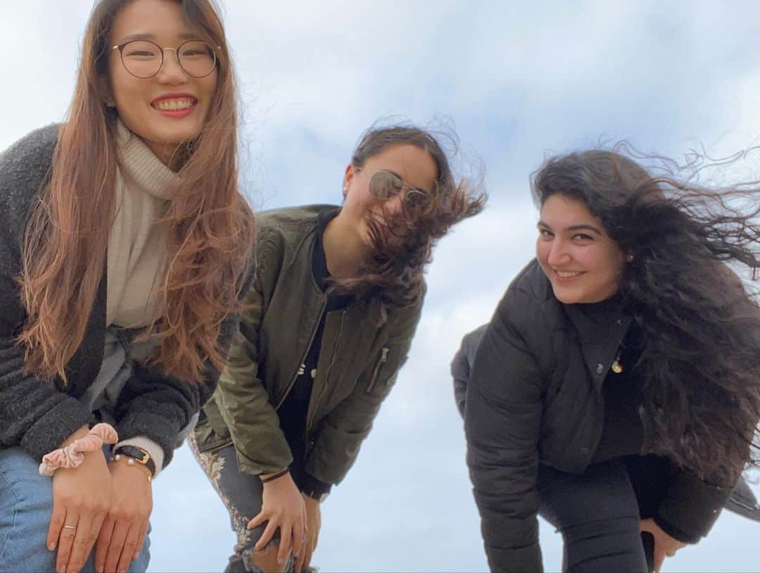 ミコ・フォガティさんのインスタグラム写真 - (ミコ・フォガティInstagram)「Miss these times with these beautiful people (on windy beaches) 😭❤️ but super thankful that we are living in an age where video calling exists! There is not a day that goes by without us checking on each other to keep us sane through this unprecedented time. Definitely keeping positive by reminding myself of all the things I am fortunate to have in life 💛 How are you keeping yourself positive through this time? 👈🏼 Comment below!」3月30日 11時52分 - mikofogarty