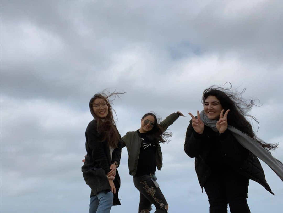 ミコ・フォガティさんのインスタグラム写真 - (ミコ・フォガティInstagram)「Miss these times with these beautiful people (on windy beaches) 😭❤️ but super thankful that we are living in an age where video calling exists! There is not a day that goes by without us checking on each other to keep us sane through this unprecedented time. Definitely keeping positive by reminding myself of all the things I am fortunate to have in life 💛 How are you keeping yourself positive through this time? 👈🏼 Comment below!」3月30日 11時52分 - mikofogarty