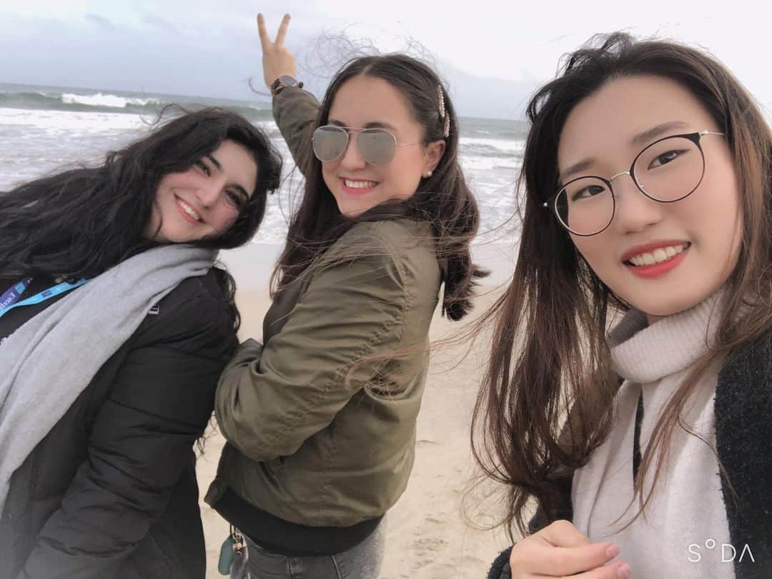 ミコ・フォガティのインスタグラム：「Miss these times with these beautiful people (on windy beaches) 😭❤️ but super thankful that we are living in an age where video calling exists! There is not a day that goes by without us checking on each other to keep us sane through this unprecedented time. Definitely keeping positive by reminding myself of all the things I am fortunate to have in life 💛 How are you keeping yourself positive through this time? 👈🏼 Comment below!」