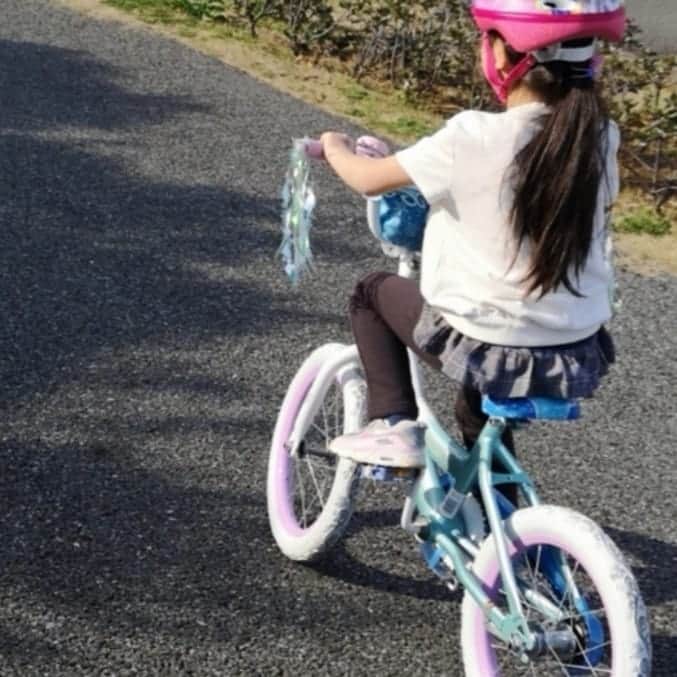 蛯原英里さんのインスタグラム写真 - (蛯原英里Instagram)「先日、5歳の娘が補助輪無しで自転車に乗れるようになりました！ 周りのほとんどのお友達が 補助輪取れていたので「私も補助輪取る〜」と言い出し、私達夫婦は「そのうちに取れるだろう」とゆったりと考えていたのでビックリ。  本人のやる気を尊重しパパに補助輪を取ってもらい早速、練習開始！ 案の定、最初は怖がり、何度も転んで泣き嫌だと言いながらもしばらくすると またやる気をだして 練習💪 やっぱり今日は無理かな〜 と思っていましたが、お昼ご飯を食べてから練習再開すると… いきなり乗れている〜！！ 私の中で、自転車に乗れるということはビッグイベントの一つだったので、そこに立ち会えたことは本当に感動です😊  娘が成長する喜びとどんどん自立して、いつか親元を離れていってしまうという寂しい感情が混ざり自然と涙が出てしまいました😂 娘になんで泣いてるの？と聞かれ 「嬉しいからだよーー！今日は、自転車に乗れた記念日だね｣と話してしっかり抱きしめました  できることが増えるって 親としては嬉しいことだけど ちょっと寂しいーーー😢  写真を見返すだけでも涙が出る程の感動でした 私の手を離れ、自分の力で自転車を漕ぐ我が子の後ろ姿がとても印象的であの嬉しそうな顔と誇らしげな後ろ姿は、ずっと忘れないだろうな おめでとうーーーーー👏  #補助輪なしデビュー#自転車 #デビュー #記念日 #成長記録 #5歳 #おめでとう #頑張ったね #congratulations #パパも頑張った #嬉し泣き#大好きだよ #寂しい #自立」3月30日 11時53分 - eriebihara