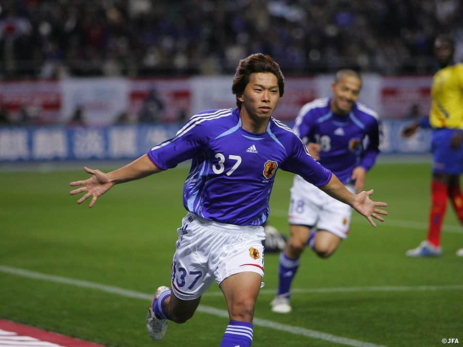 日本サッカー協会さんのインスタグラム写真 - (日本サッカー協会Instagram)「【#OnThisDay】2006.3.30🔙 ・ キリンチャレンジカップ2006 #日本代表 1-0 エクアドル 📍大分スタジアム ⚽佐藤寿人 ・ 開幕が迫る2006FIFAワールドカップドイツに向けた強化試合。途中出場の佐藤寿人のゴールで1-0で勝利した。 ・ GK #川口能活 DF #宮本恒靖 #三都主アレサンドロ #中澤佑二 #坪井慶介 #加地亮 MF #福西崇史 #小笠原満男 #小野伸二 FW #久保竜彦 ⇒76' #佐藤寿人 #玉田圭司 ⇒76' #巻誠一郎 ・ #jfa #daihyo #samuraiblue」3月30日 11時57分 - japanfootballassociation