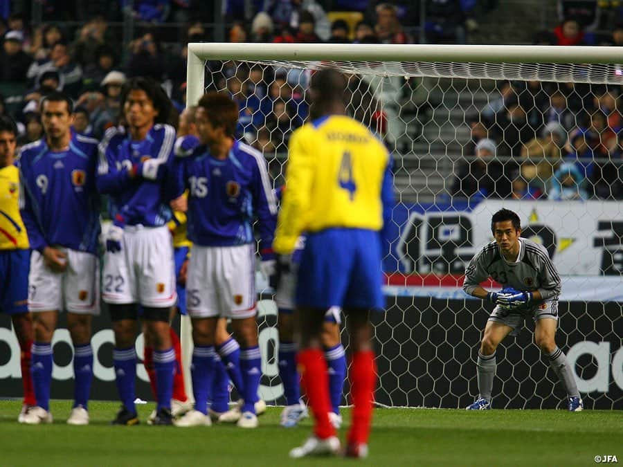 日本サッカー協会さんのインスタグラム写真 - (日本サッカー協会Instagram)「【#OnThisDay】2006.3.30🔙 ・ キリンチャレンジカップ2006 #日本代表 1-0 エクアドル 📍大分スタジアム ⚽佐藤寿人 ・ 開幕が迫る2006FIFAワールドカップドイツに向けた強化試合。途中出場の佐藤寿人のゴールで1-0で勝利した。 ・ GK #川口能活 DF #宮本恒靖 #三都主アレサンドロ #中澤佑二 #坪井慶介 #加地亮 MF #福西崇史 #小笠原満男 #小野伸二 FW #久保竜彦 ⇒76' #佐藤寿人 #玉田圭司 ⇒76' #巻誠一郎 ・ #jfa #daihyo #samuraiblue」3月30日 11時57分 - japanfootballassociation