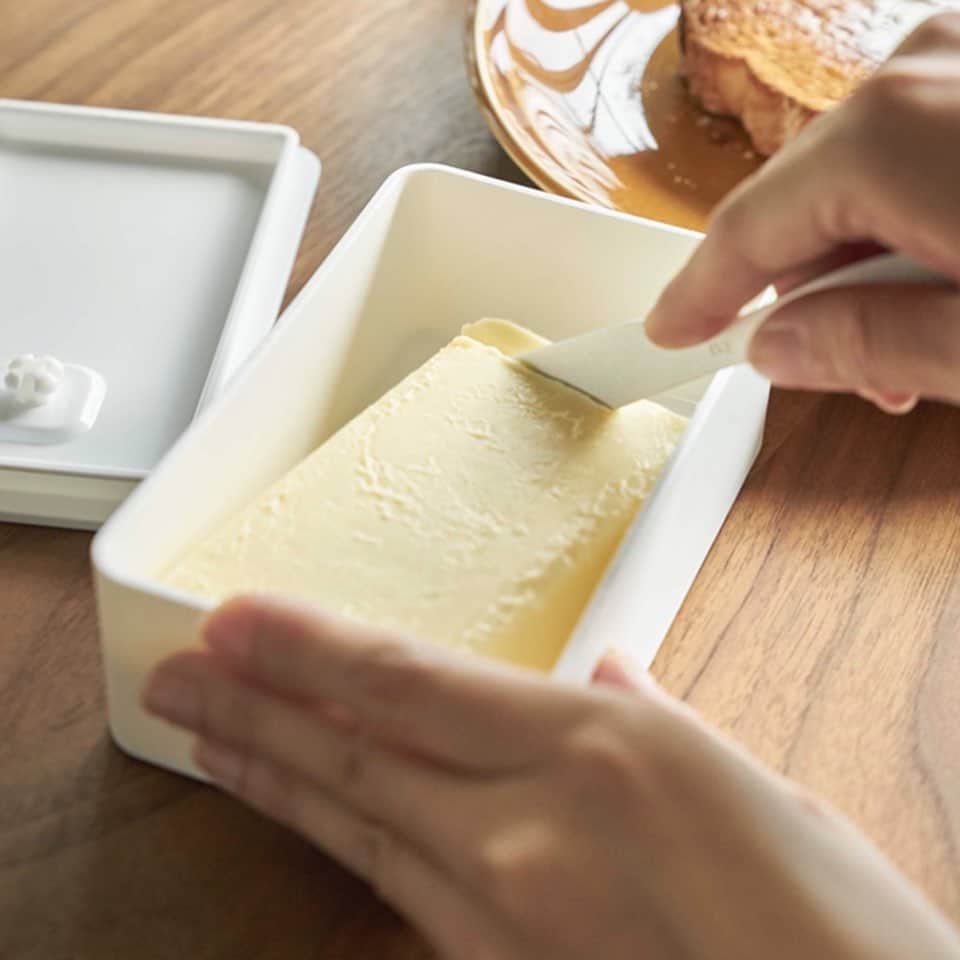 yamazaki_japanさんのインスタグラム写真 - (yamazaki_japanInstagram)「バルブとパッキン付きで密閉できてバターの乾燥を防いでくれる「バルブ付き密閉バターケース タワー」のご紹介です。 . バルブはワンプッシュで簡単密閉。バターを乾燥から防ぎます。 バターだけでなく、食材の保存容器としても使えます。 . 耐熱温度は140℃あるので、電子レンジや食洗器にもお使いいただけます。 . ■SIZE　約W14.7×D9.2×H5cm　■内寸　約W13.5×D8×H3.5cm　■容量　約400ml --------------------------------- 山崎実業のコラムサイト「Simple Life Lab.」も運営中◎ 暮らしのアイデアや、漫画ヤマクマちゃんなど様々なコンテンツが掲載されています。 是非ご覧ください。 https://www.yamajitsu.co.jp/lab/ --------------------------------- #home#tower#バターケース#バター#食品#保存容器#密閉容器#キッチン収納#キッチン#モノトーンインテリア#整理整頓#整理収納#暮らし#丁寧な暮らし#シンプルライフ#おうち#収納#シンプル#モダン#便利#おしゃれ #雑貨 #yamazaki #山崎実業」3月30日 11時59分 - yamazaki.home.channel