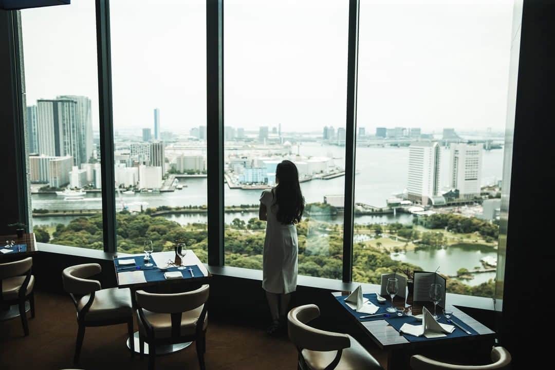 Conrad Tokyoのインスタグラム：「東京湾のウォーターフロントに位置するコンラッド東京。窓からは浜離宮恩賜庭園の絶景を一望していただけます。 Memorable dining experience as you overlook Hamarikyu Garden.」