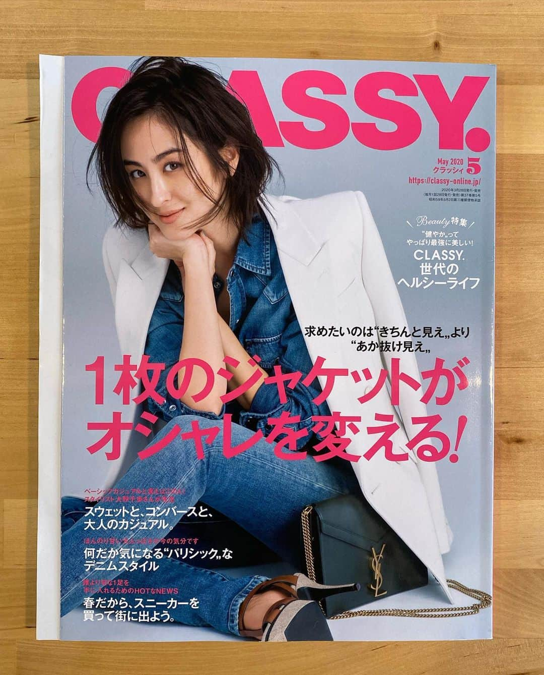 小林希さんのインスタグラム写真 - (小林希Instagram)「連載中の『CLASSY.』5月号は、﻿ 「世界的な遺跡でたくさんの猫とふれあいたい！」です☺️ 今回はイタリアのローマ🇮🇹 図らずも、原稿を書いたのは２月。まさかイタリアがこんな事態になるとは思いませんでした。 ローマの遺跡で暮らす猫たちが今どうなっているのかも、個人的には気になっています。 もちろん人の感染が一番怖いですが、その先には飼い主を失う猫や犬たちも出てくると思うと、さらに怖い。 私も家の🐈たちを守るためにも、どなたかの大切な🐈🐕を守るためにも、自分が感染しない&移さないよう、気をつけなくてはと思います。 なによりイタリアが、もちろん日本も、世界が一刻も平常に戻ることを祈ります、、！ ﻿ #travel#NozomiKobayashi#trip#overseastrip#Classy#serialization#driftice﻿ #travel#旅#週末海外 #小林希#旅行#海外旅行#旅好きな人と繋がりたい #旅行 #連載 #光文社 #italy #イタリア #roma #ローマ #トッレアルジェンティーナ広場 #遺跡#保護猫 #猫 #cat」3月30日 12時00分 - nozokoneko