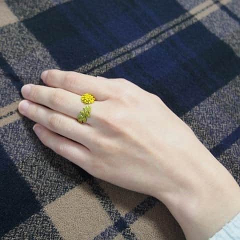 のインスタグラム：「たんぽぽの英語名ダンデライオンとはフランス語で「ライオンの歯」を意味するダン＝ド＝リオン（dent-de-lion）に由来しています。 たんぽぽのギザギザした葉っぱがライオンの牙に似ているところから来ています。 花言葉は「真心の愛」大切な人とのデートにもぴったり♪  #ヴィレッジヴァンガード #ヴィレヴァン #タンポポ #ダンデライオン #リング # アクセサリー #クリエイター」