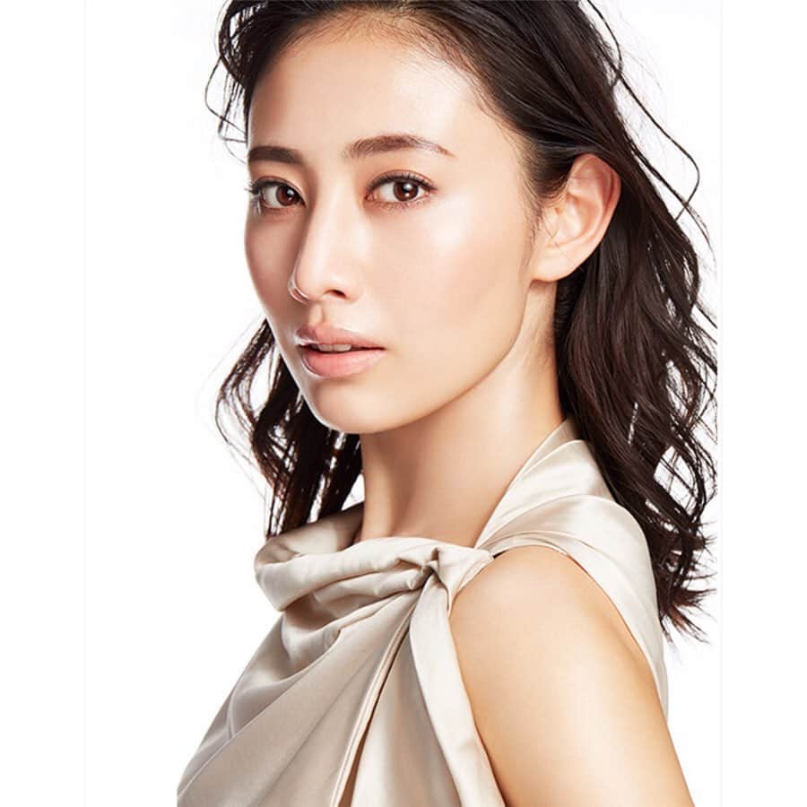 島村まみのインスタグラム：「ヘアメイクアップアーティストの岡野瑞恵さんがヘレナルビンスタインのウェブサイトで新商品プロディジー CELグロウ エッセンス ファンデーションの使い方を教えてくれています❤️ 私も使用させて頂いていますが、つけているのを忘れてしまいそうな軽さにまずびっくりです😳 肌のキメを整えてくれて艶肌にしてくれます✨ ウェブページぜひ見てみて下さい ☺️ #プロディジーCELグロウエッセンスファンデーション#ヘレナルビンスタイン #helenarubinstein #ベースメイク#ファンデーション」