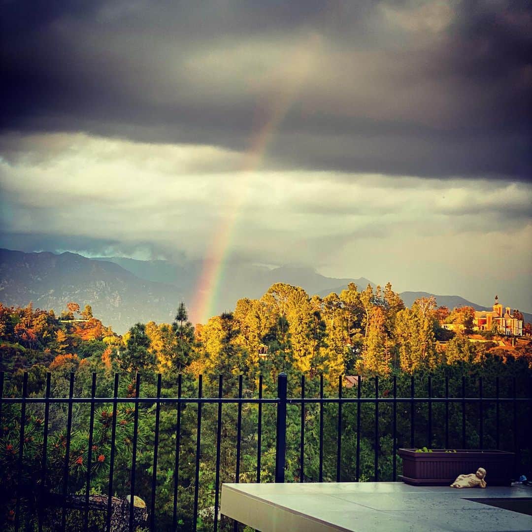 ジェニー・ガースさんのインスタグラム写真 - (ジェニー・ガースInstagram)「dear rainbow,  thank you for giving us hope 🌈 - the whole world  #staystrong #stayhome」3月30日 12時15分 - jenniegarth