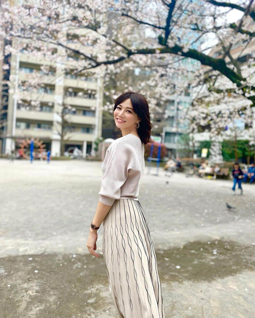 石井里奈さんのインスタグラム写真 - (石井里奈Instagram)「こんにちは☀️ . 今朝は先週の写真🌸 今年はお花見できなかったけど、通勤やスーパーの買い物で歩いて、ふと見る桜に元気をもらいました🥰 . またみんなで安心して来年お花見出来ることを楽しみに、今年は我慢！ . tops... @feerichelu  skirt... @fray_id  watch... @citizenwatchjp . 買い溜めせずその日のご飯分だけスーパーで買うようにしています。それも一つの思いやりある行動につながるかなと。 . 暗い気分になってしまうことが多いですが、気持ち明るく今私達にできること頑張っていきましょう！ . お仕事終わったらすぐ家に帰ろう🏠 . #春コーデ #コーディネート #春服コーデ #春 #spring #桜 #さくら #cherryblossom #お花見 #花見 #コーデ #fashion #ファッション #うちで過ごそう #japan #japanese #stayhome #通勤コーデ #オフィスコーデ #春 #りなまるコーデ #flowers #park #公園 #黒髪 #tokyo #ヘアアレンジ #frayid #feerichelu #フレイアイディー」3月30日 12時19分 - ri7tin1025