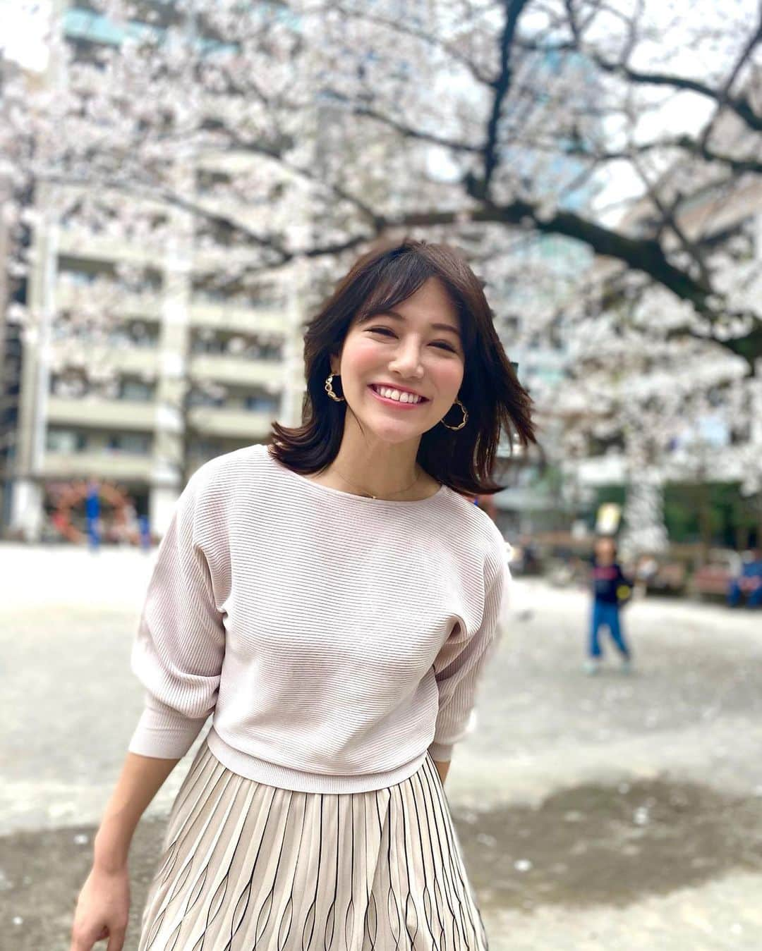 石井里奈さんのインスタグラム写真 - (石井里奈Instagram)「こんにちは☀️ . 今朝は先週の写真🌸 今年はお花見できなかったけど、通勤やスーパーの買い物で歩いて、ふと見る桜に元気をもらいました🥰 . またみんなで安心して来年お花見出来ることを楽しみに、今年は我慢！ . tops... @feerichelu  skirt... @fray_id  watch... @citizenwatchjp . 買い溜めせずその日のご飯分だけスーパーで買うようにしています。それも一つの思いやりある行動につながるかなと。 . 暗い気分になってしまうことが多いですが、気持ち明るく今私達にできること頑張っていきましょう！ . お仕事終わったらすぐ家に帰ろう🏠 . #春コーデ #コーディネート #春服コーデ #春 #spring #桜 #さくら #cherryblossom #お花見 #花見 #コーデ #fashion #ファッション #うちで過ごそう #japan #japanese #stayhome #通勤コーデ #オフィスコーデ #春 #りなまるコーデ #flowers #park #公園 #黒髪 #tokyo #ヘアアレンジ #frayid #feerichelu #フレイアイディー」3月30日 12時19分 - ri7tin1025