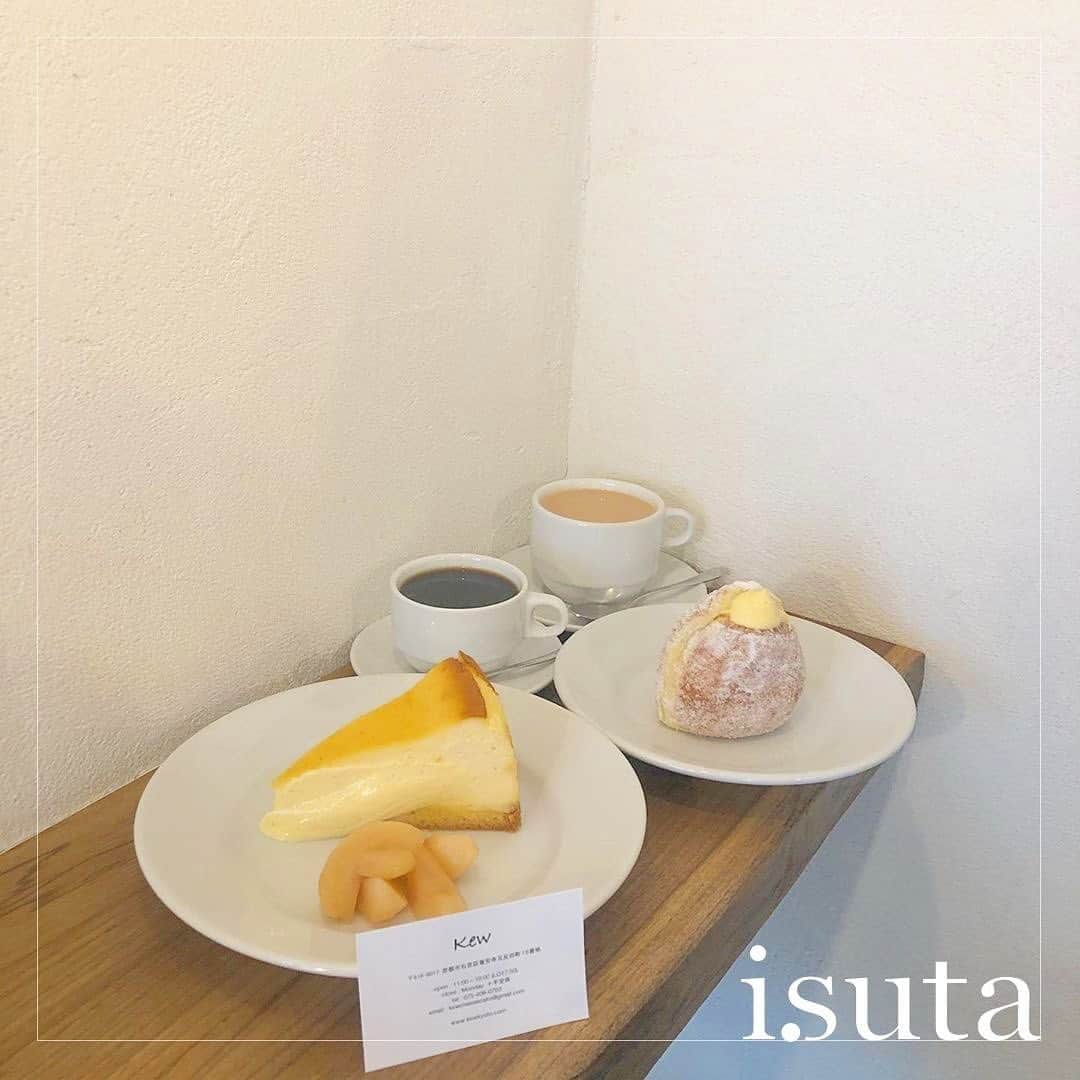 isutaさんのインスタグラム写真 - (isutaInstagram)「とろけるチーズケーキ&ぷっくりドーナツがおいしすぎる♡﻿ 京都・龍安寺の街角にある小さなカフェ「kew（キュー）」を知っていますか？﻿ ﻿ ﻿ こちらでは、一度食べたら忘れられない、イギリスでお菓子づくりを学んだ店主が作る、絶品スイーツがいただけるんです！﻿ ﻿ ﻿ 飴色のような色合いが食欲をそそる人気のチーズケーキは、口に入れた瞬間トロッととろけるのだそう。季節によって違った旬のフルーツが添えられます。﻿ ﻿ ﻿ もう一つのオススメは、ぷっくりとした形がかわいいドーナツ♩﻿ 中には、はみ出るほどのカスタードがたっぷりとつまっています！﻿ ﻿ 表面にまぶしてあるグラニュー糖も美味しさを引き立たせてくれます。﻿ ﻿ ﻿ ドリンクにもこだわっているそうで、様々なスイーツとドリンクの組み合わせを楽しめます！﻿ ﻿ ﻿ 気になる方はぜひチェックしてみてくださいね♡﻿ ﻿ ﻿ ﻿ photo by﻿ @thenishinofamily﻿ @haruuuu824﻿ ﻿ ﻿ ﻿ #isuta #イスタ #isutacafe﻿ #isuta_trip #カフェ巡り #京都カフェ ﻿ #kew #キュー #kew_kyoto﻿ #カフェスタグラム  #京都カフェ #カフェ部﻿ #お洒落カフェ#京都 #kyotocafe﻿ #京都カフェ巡り #龍安寺 #龍安寺参道商店街﻿ #カスタード #ドーナツ #ハーブコーディアル﻿ #スイーツ #京都スイーツ #チーズケーキ」3月30日 12時22分 - isuta_jp