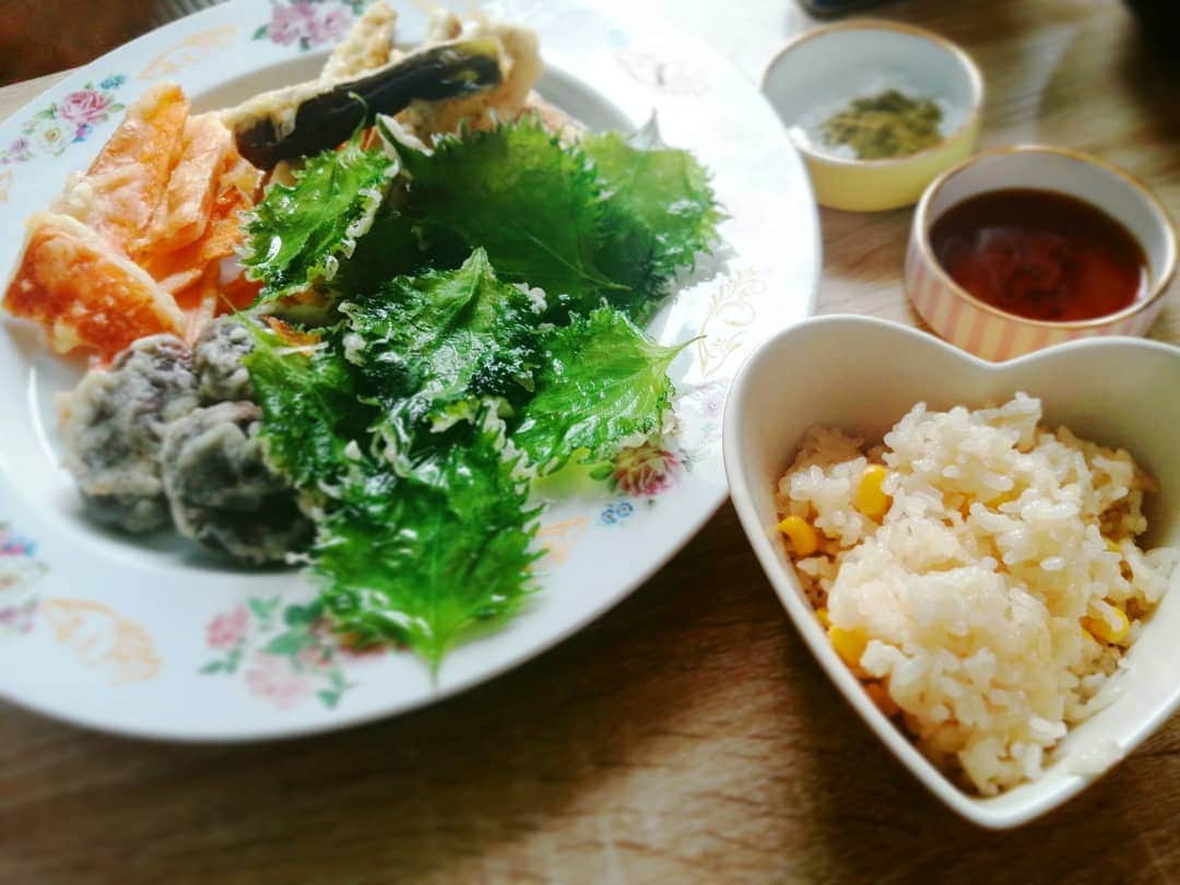 杉山由紀子のインスタグラム：「最近のおうちごはん✨ * 和食が最近のハマり料理♬ ☑️自家製温玉 ☑️切り干し大根 ☑️かぶの味噌漬け * あと加奈子さんに教えてもらった ☑️軟骨つくねのスープは.....絶品💛 * 最近漬け物といえば ☑️塩麹漬けのお野菜 もはまってます♪これはナス♪ * 相変わらずケーキは ☑️板チョコと卵だけでつくるケーキ * * 最近久しぶりに ☑️プルーン にもはまってる♪ 昔よく実家で食べてたのー✨ これはシュガーレディの💛さっきの塩麹もだよ♪♪ ( @sugarlady_official ) * こういうのはあると、この時期便利✨ ちょっと小腹空いたときとか、+おかずに一品になるよね✨ * あと ☑️きのこのおこわ は、ついてるものすべていれて炊くだけ♪ * 天ぷらの時の ☑️コーンの炊き込みご飯 は、シュガーレディの冷凍コーンにお米、白だし、お醤油いれて炊いただけ♪ * * 和洋中ほんとなんでも作れるようになってきた😌 この自粛期間はお料理する機会が増えそうだ(^-^) * * #シュガーレディ #sugarlady #無添加 #食品宅配 #安心安全 #PR #ストックおかず #和食 #洋食 #中華 #塩麹 #漬物 #クック #料理 #おうちごはん #cook  #cooking」
