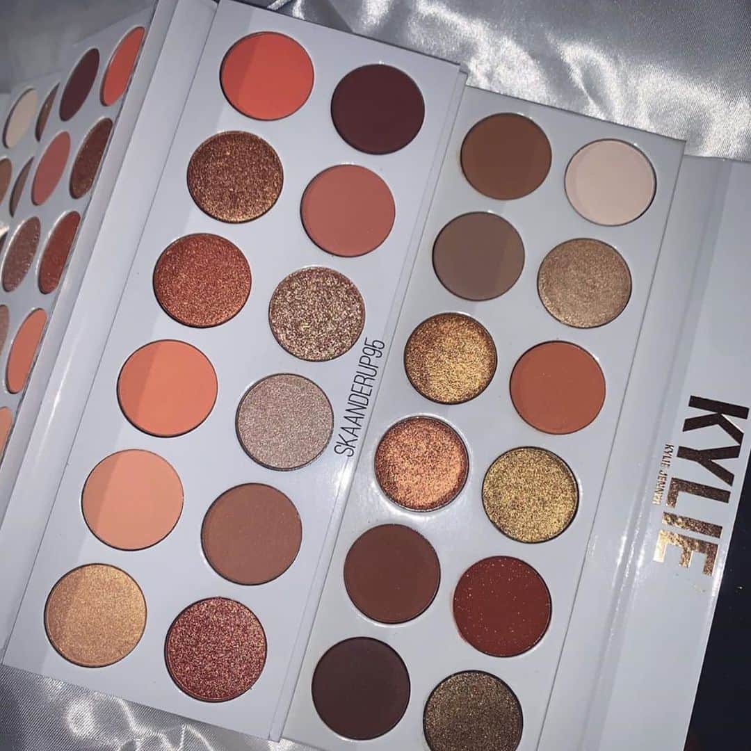 Kylie Cosmeticsさんのインスタグラム写真 - (Kylie CosmeticsInstagram)「peach or bronze? ✨ which extended palette is your fav?! 💕」3月30日 12時31分 - kyliecosmetics