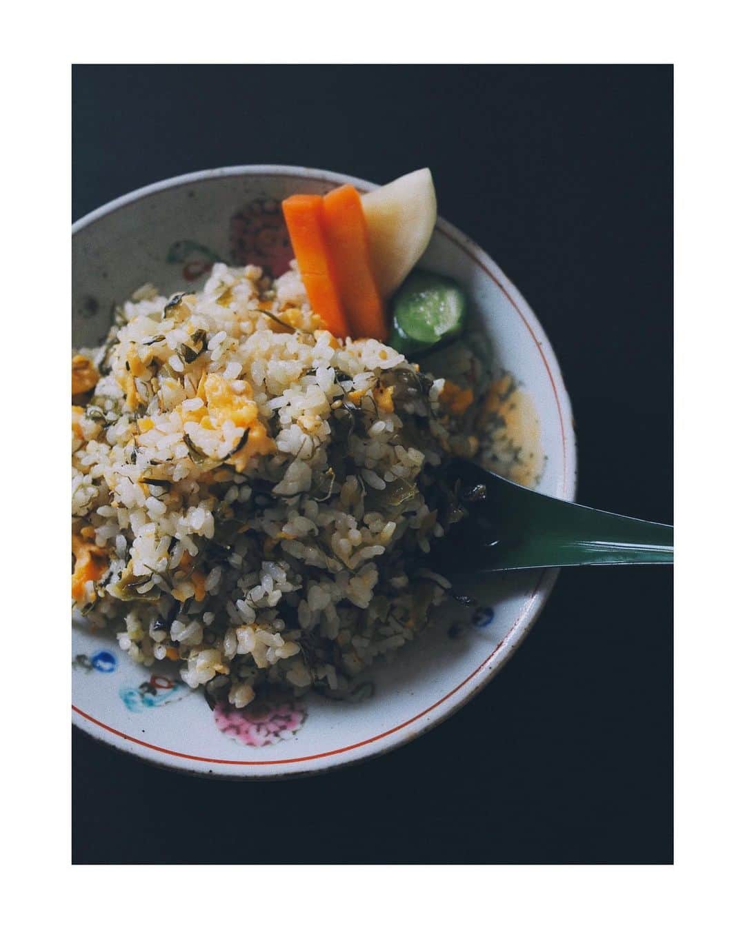 花楓さんのインスタグラム写真 - (花楓Instagram)「冷蔵庫にある物で。  高菜と納豆昆布の炒飯。  元気無くても食べないと。 そして睡眠も。 食べたい物を食べる。 食べたい物を作る。 少しでも幸せを作る。」3月30日 12時39分 - _caede_