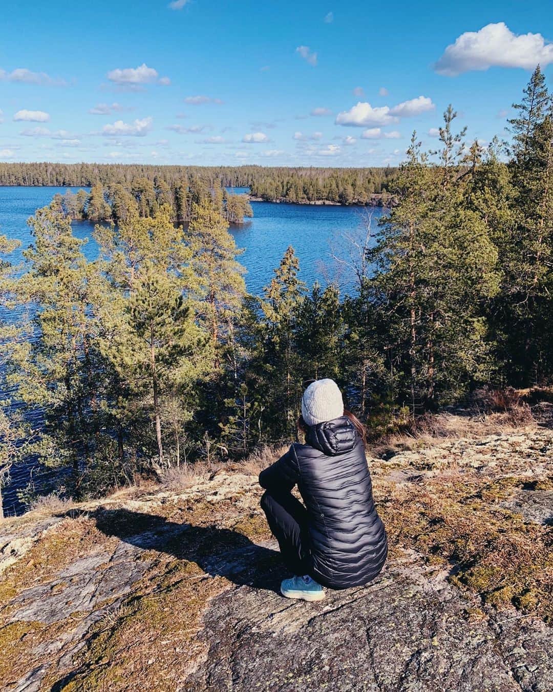 ラウラ・レピストのインスタグラム：「Sunnuntain slaavikyykky with a view.🌿🍃 Onneks meillä riittää tätä lääniä täällä Uudenmaan sisälläkin. Tehdään jokainen oma osamme niin kyllähän me tästä yhdessä selvitään. Positiivista energiaa jokaisen uuteen viikkoon.😘💚 . . . #turvaväli #uusimaa #weekend #socialdistancing #nature」