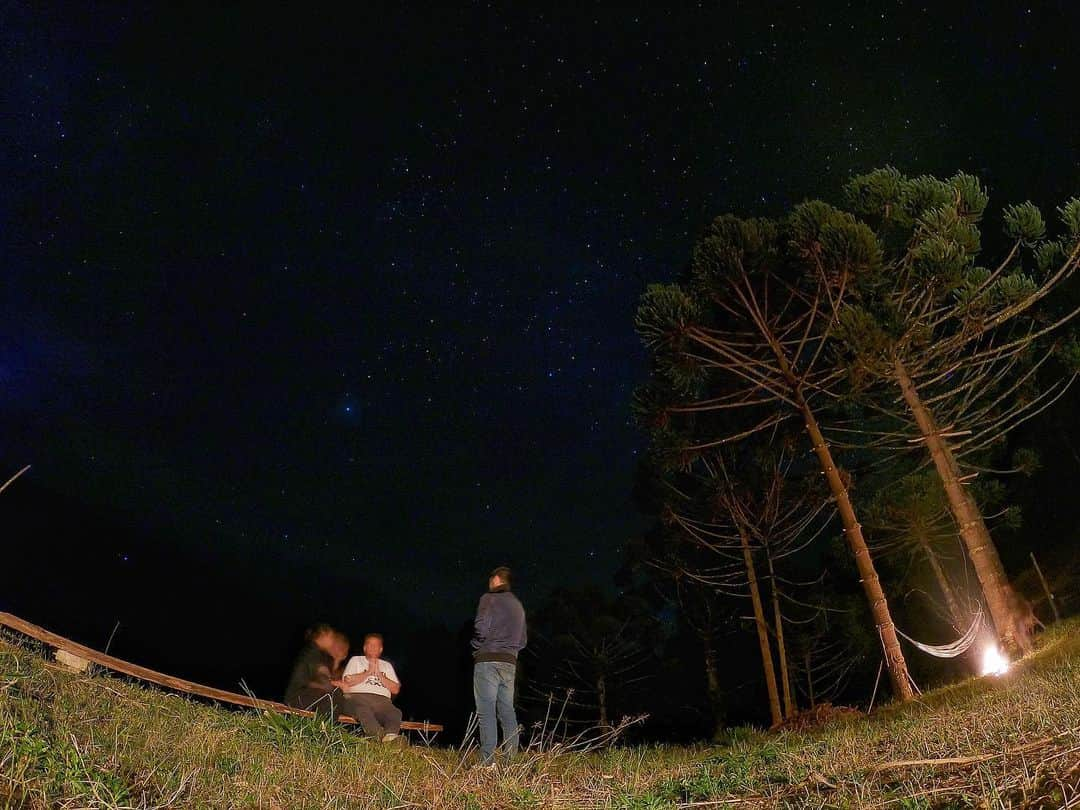 Bruno Gissoniさんのインスタグラム写真 - (Bruno GissoniInstagram)「O céu daqui é de verdade,  Assim como as estrelas que de tantas falta espaço e caem .  Dizem por aqui que quando cai uma estrela vem dia formoso, quando caem 2 vem arco-íris, e quando 3 vem surpresa .  Mas é só uma história que contam por aqui, diferente do céu ... o céu é de verdade .」3月30日 4時32分 - brunogissoni