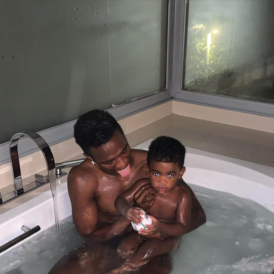 ヴィニシウス・ジュニオールのインスタグラム：「♥️🛀」