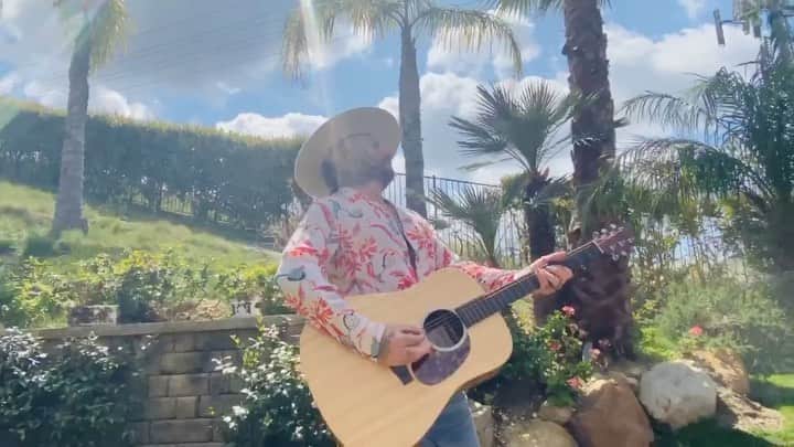 のインスタグラム：「I wanna start the #tigerkingchallenge. Make your best #tigerking videos and let’s laugh together. Stay safe y’all! #quarantinelife」