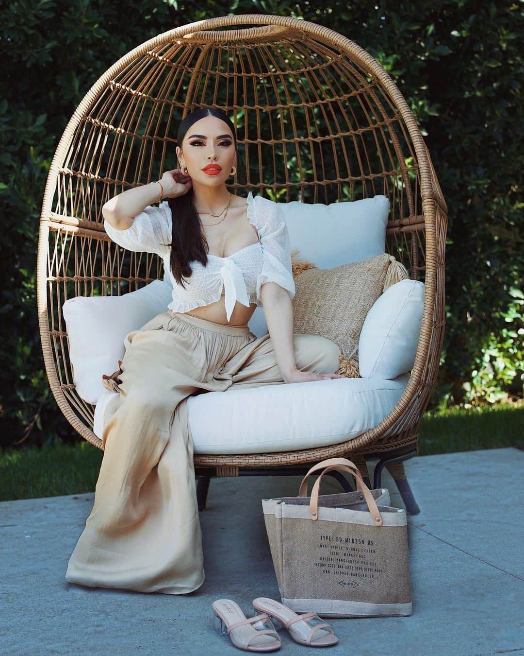 iluvsarahiiさんのインスタグラム写真 - (iluvsarahiiInstagram)「I got all ready for my huevito chair 🥚did anyone else make it out of their sweats this week? ____________________________________________________ Top @misslolaofficial  Pants @shopstarlow  Sandals @misslolaofficial  Bag @apolis  Egg chair @target」3月30日 5時39分 - iluvsarahii