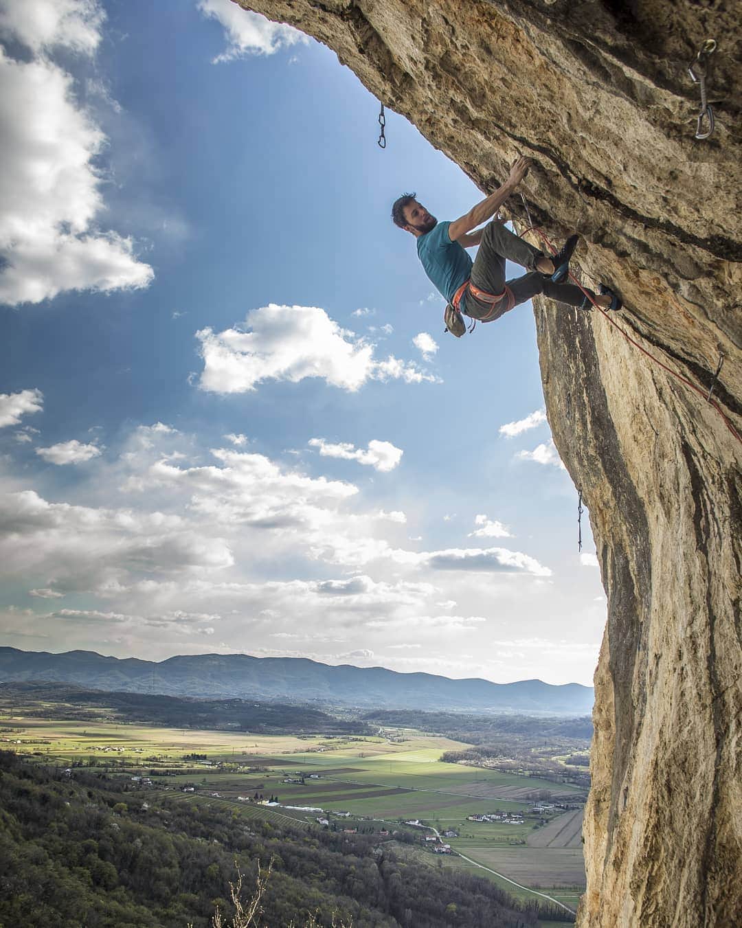 イェルネイ・クルーダーのインスタグラム：「Just days before they locked us down and banned climbing outdoors, I spent few days on rocks only with my close ones and in not very known areas. That's how I stayed away from the crowd and still managed to do what I love doing the most. I was lucky enough to pull out few hard ascents. 2 times 8c route (one of them FA) and on sighted 8b and 8a 🤩. Can't wait for things turn back normal ✊🏻. 📸: @suzanaursic  @scarpaspa @ocun.climbing @vibram @snowmonkeyflask」