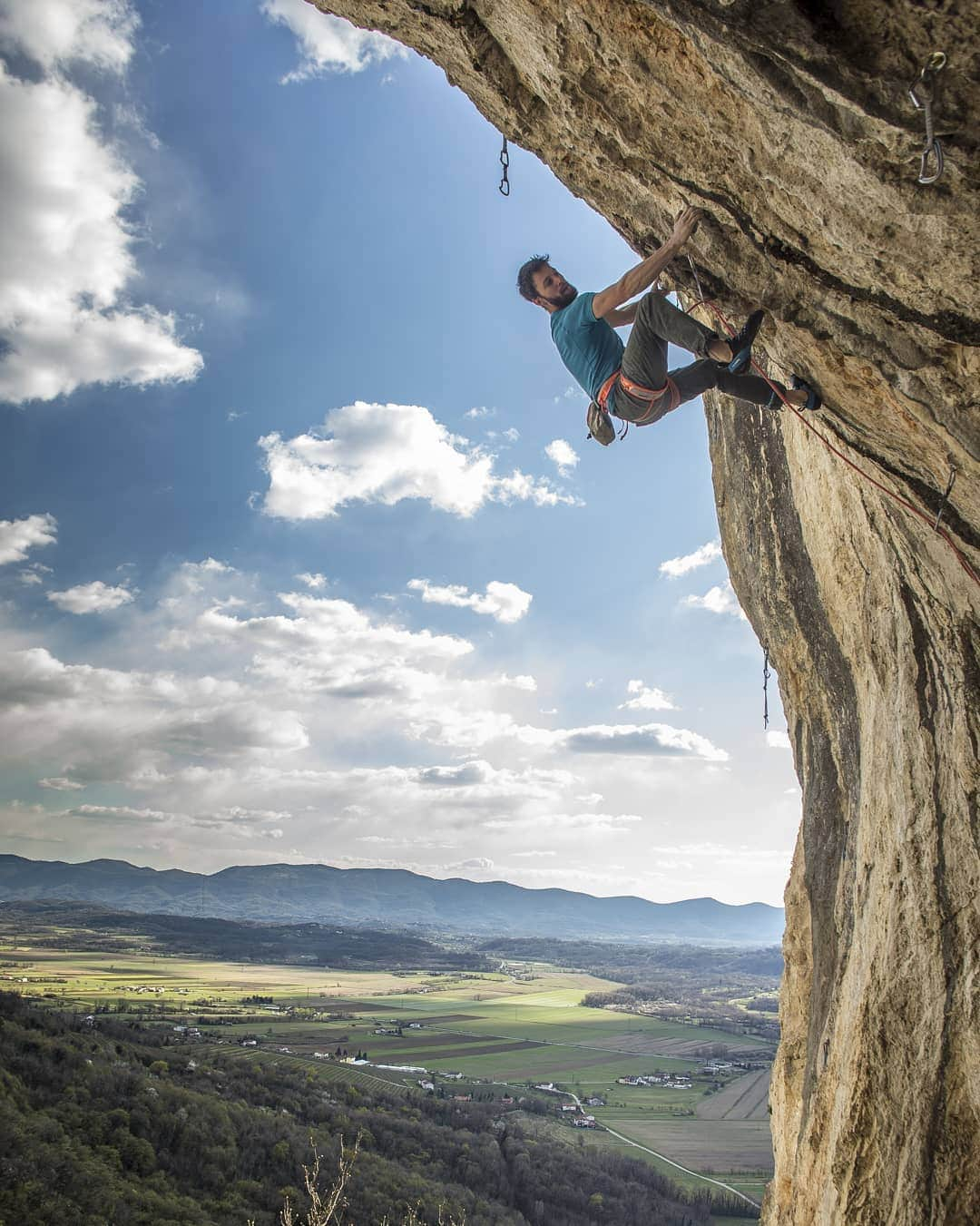 イェルネイ・クルーダーさんのインスタグラム写真 - (イェルネイ・クルーダーInstagram)「Just days before they locked us down and banned climbing outdoors, I spent few days on rocks only with my close ones and in not very known areas. That's how I stayed away from the crowd and still managed to do what I love doing the most. I was lucky enough to pull out few hard ascents. 2 times 8c route (one of them FA) and on sighted 8b and 8a 🤩. Can't wait for things turn back normal ✊🏻. 📸: @suzanaursic  @scarpaspa @ocun.climbing @vibram @snowmonkeyflask」3月30日 5時38分 - kruderjernej