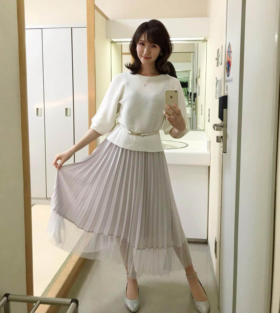 横山ルリカさんのインスタグラム写真 - (横山ルリカInstagram)「. #めざましテレビ ⏰👗 . #tops #skirt 共に #AndCouture . 裾だけチュールになっているプリーツスカートです✨ . #🕊🕊🕊 . 今日はロケへ💨」3月30日 5時41分 - rurika_yokoyama_official