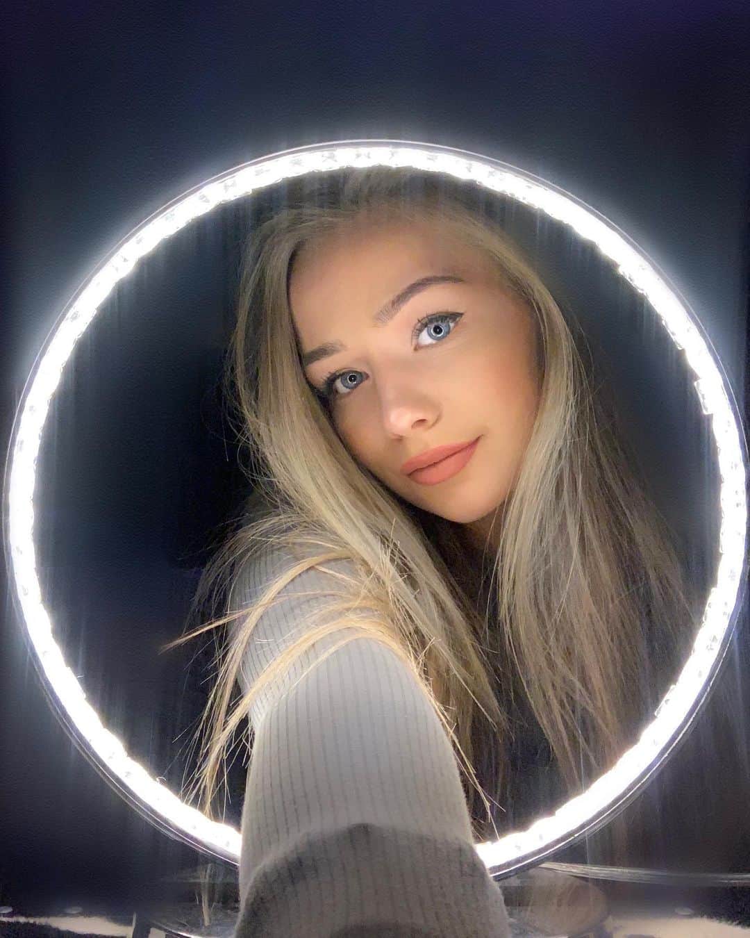 コニー・タルボットのインスタグラム：「See you soon beautiful world🌎❤️」