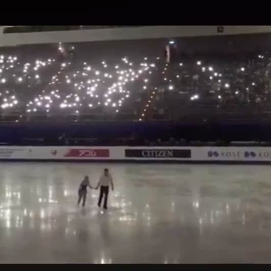 タラ・ケインのインスタグラム：「During our exhibition at the 2018 4CC Gala, all of the electricity in the building went out during the last lift in our program. Everyone in the audience started to turn their cell phone flash lights on and before you knew it, the crowd had worked together to restore light to the ice. ⁣ It was a surreal moment. ⁣ Being separated during quarantine is a really weird time but it’s important to remember that even though it may feel like it, we’re not in this alone.  Everyone can still see your light shining, even from far away 💛🤍 ⁣ ⁣ ⁣ ⁣ PS: If this is your video, let me know!」