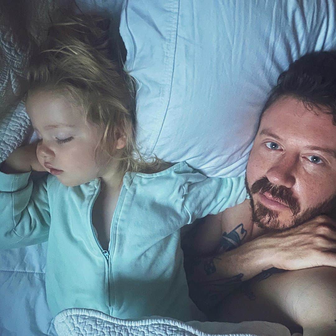 マックルモアーのインスタグラム：「5am. She fell back asleep. I did not.  BUT HONESTLY IM HAPPY. JUST SLAMMING CAFFEINE, WEARING SWEATPANTS AND HELLA GRATEFUL IM WITH MY GIRLS.」