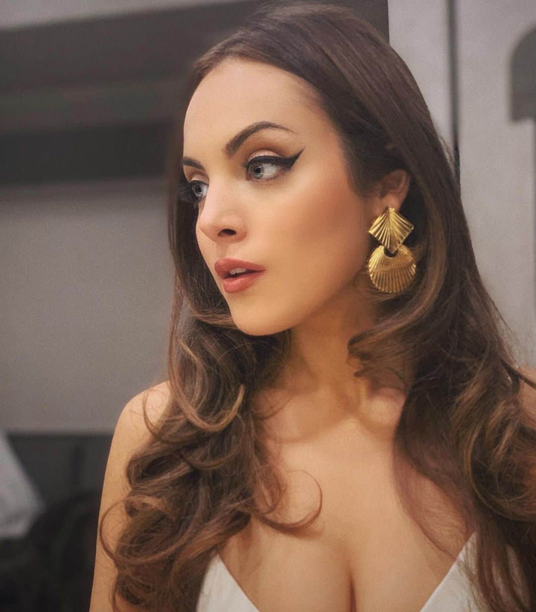 エリザベス・ギリースさんのインスタグラム写真 - (エリザベス・ギリースInstagram)「Dynasty finale look almost exactly a year ago. Remember wearing earrings? That’s funny.」3月30日 6時55分 - lizgillz