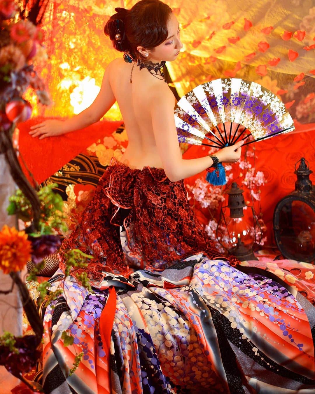 舘林佳史のインスタグラム：「モダンでセクシーな花魁作品作り﻿ モデルは私の電子書籍の写真集を出版させて頂きましたすみれちゃんです🥰💖﻿ ﻿ 電子写真集Fotonポートレートプロジェクト023 美人彩華 ﻿ 001 Sumire https://www.amazon.co.jp/dp/B01N6JMNDJ/ref=cm_sw_r_cp_api_i_cInGEb2BHRDZV﻿ ﻿ ヘアメイク　@izumikaneta ﻿ ﻿ アマゾンで購入可能ですので是非ご覧ください💝﻿ ﻿ ༝༚┈❁┈༚༝༝༚┈❁┈༚༝༝༚┈❁┈༚༝༝༚┈❁┈﻿ モデル紹介AilinQで作品作りしてみませんか^ ^✨﻿ @ailinq_studio ﻿ 全国の登録頂いているモデルさんと希望のスケジュールを合わせながら好きな日程や時間で個撮が楽しめます。﻿ ﻿ モデルさんとゆっくり会話を楽しみながら緊張をほぐしてから表情を引き出して撮影して頂きたいと考えていますので基本の個撮時間を基本3時間15000円﻿ (1時間5000円)﻿ と大変リーズナブルな金額に設定させて頂きました。﻿ ﻿ ーーーーーーーーーーーーーーーーーー﻿ ◆撮影料金﻿ 個撮:1時間5000円﻿ 基本3時間より受付中！﻿ ⚫︎15000円(休憩時間移動込み)﻿ オプション﻿ ⚫︎水着：5000円﻿ ⚫︎下着:8000円﻿ ﻿ ⚫︎2名以上参加 1人につきプラス10000円﻿ ﻿ ーーーーーーーーーーーーーーーーーー﻿ こんな悩みをお持ちのカメラマンに﻿ おススメです✨﻿ ーーーーーーーーーーーーーーーーーー﻿ ✅ポートレート撮影をやってみたいけどモデルモデルが見つからない。﻿ ✅モデルと一対一でポートレート撮影したい。﻿ ✅撮影会だと撮りたい構図の写真が撮れない。﻿ ✅モデル2人でツイン撮影したい。﻿ ✅友達のカメラマンと一緒にモデルを撮りたい。﻿ ✅モデルとメイクさんを呼んで作品作りをしたい。﻿ ✅スタジオで個撮したい。﻿ ✅海や山で撮影したい。﻿ ✅水着撮影したい。﻿ ✅仕事帰りに撮影したい。﻿ ✅夜景やネオンで撮りたい。﻿ ✅フォトコンにチャレンジしたい。﻿ ✅美容院スタイリストの作品作りコンテストモデル探しや撮影をしたい。カメラマンも探している。﻿ ✅プロのフォトグラファーを 目指している。﻿ ✅プロのカメラマンと同行してもらって勉強したい。﻿ ✅自分の都合の良い日や時間に合わせて撮影がしたい。﻿ ーーーーーーーーーーーーーーーーーー﻿ 個人撮影の依頼お問い合わせは以下の内容を記入しLINE  ID510661(舘林)﻿ かDM下さい📩﻿ ーーーーーーーーーーーーーーーーーー﻿ 件名《個撮モデル依頼》﻿ ⚫︎氏名:﻿ ⚫︎年齢:﻿ ⚫︎お住まい:﻿ ⚫︎連絡先:﻿ ⚫︎LINE ID:﻿ ⚫︎カメラ歴: 年﻿ ⚫︎希望モデル名:﻿ ⚫︎希望日:﻿ ⚫︎希望時間:﻿ ⚫︎希望集合場所:  駅や施設名﻿ ⚫︎希望撮影地: 湘南  鎌倉 横浜 ○○公園 等﻿ ⚫︎移動手段: 徒歩  車﻿ ⚫︎希望衣装: ドレス・ロングスカート・ミニスカート・ワンピース・普段着・カジュアル・ショーパン・お任せ・着物・水着その他﻿ ⚫︎衣装(モデルさんに持って来て欲しい・自分で用意したい)﻿ ﻿ ーーーーーーーーーーーーーーーーーー﻿ #写真集﻿ #花魁撮影﻿ #セクシー﻿ #電子書籍﻿ #作品作り﻿ #花魁﻿ #ポートレートモデル﻿ #モデル﻿ #ポトレモデル﻿ #撮影会﻿ #撮影会モデル﻿ #撮影会イベント ﻿ #写真集﻿ #グラビアモデル﻿ #モデルデビュー﻿ #モデル募集﻿ #美人すぎる﻿ #撮影依頼﻿ #被写体モデル ﻿ #カメラが好き ﻿ #インスタ映え﻿ #ストロビスト﻿ #シューティング﻿ #撮影依頼募集中﻿ #ポートレート撮影﻿ #セクシーショット﻿ #ポートレートモデル募集 ﻿ #ファインダー越しの私の世界﻿ #ドラマティックストーリーフォト﻿ #AilinQ」