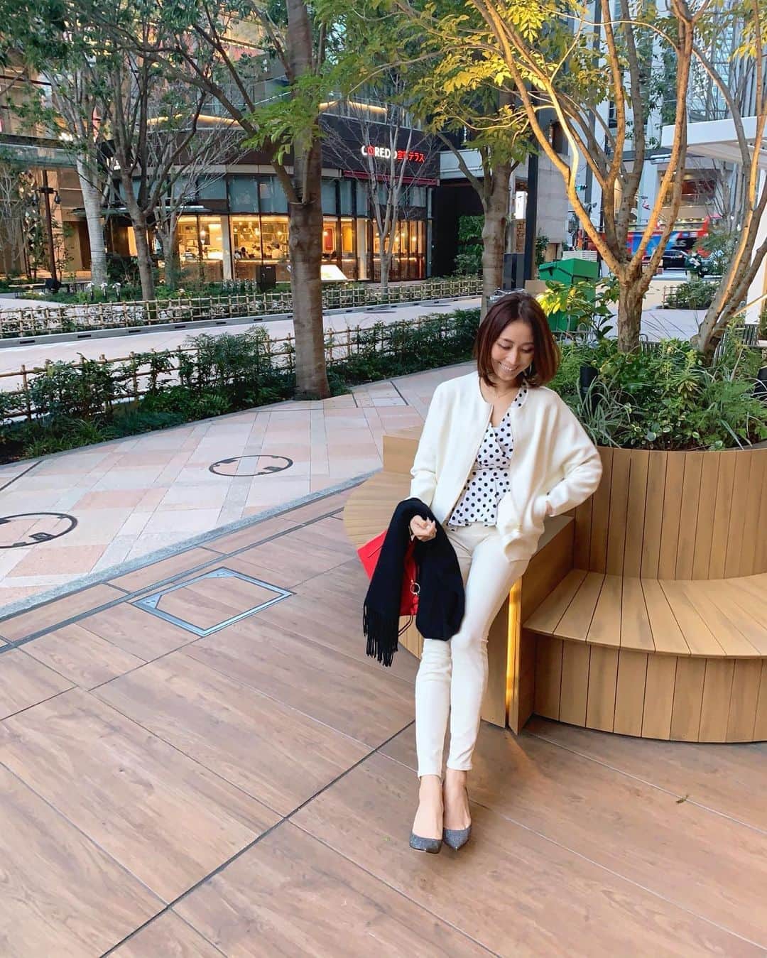 のインスタグラム：「⁑ プチプラホワイトコーデ♡ エルーラのニットみたいなジャージみたいなジップの羽織がめちゃくちゃ便利でヘビロテ @elura_official  カジュアル過ぎなくてちょうど良いの エルーラはオンラインショップ .stで購入できるよ、大人のプチプラ私もかなり着てる♪  ユニクロのレギンスパンツは楽すぎて、色違いで黒も買っちゃった！1990円って素敵👏  #tops #elura #leggings #uniqlo  #stall #chloe #highheels #jimmycho #エルーラ #きめいろ #pr #ハイヒールLOVERS #宮田綾子 #ホワイトコーデ #ユニクロ #ユニクロコーデ #ユニクロきれいめ部 #ユニクロの輪 #uniqloコーデ #レギンスコーデ #ジミーチュウ #code #ootd #大人コーデ #きれいめカジュアル #ママコーデ #tokyofashion #プチプラコーデ #プチプラファッション #tb」