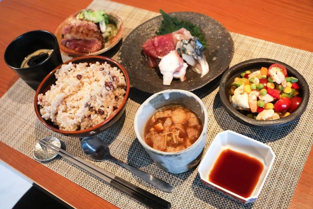 小林祐希のインスタグラム：「家の中で過ごす時間が長く、トレーニングも十分に出来ない中でかなりストレスを抱えるけど、「食事の時間ぐらい楽しんでもらいたい」といつもと変わらず、美味しいご飯を出してくれるシェフに感謝。 レシピアカウントがあるので参考にしてみてください！ @komorebi.chef  @komorebi.recipe」