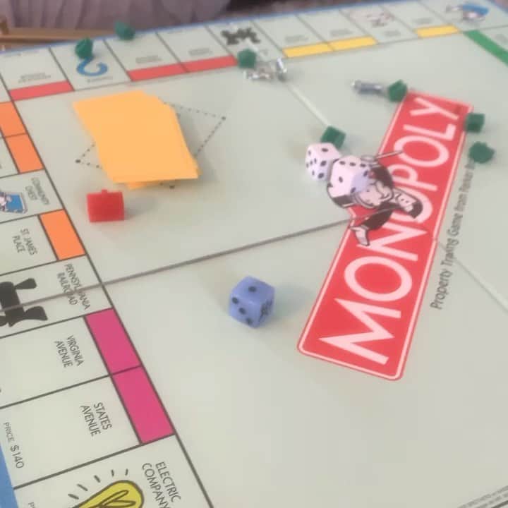 ロッチェル・エイツのインスタグラム：「So, what are you all doing on this glorious Sunday? #monopolysuckswhenyourelosing」