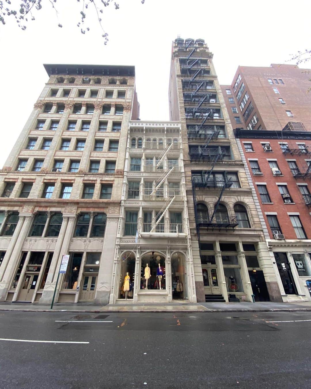 New Yorkさんのインスタグラム写真 - (New YorkInstagram)「Left my apt & went for a short walk. Snapshots with my phone of  New York streets today. Stay In & Stay Safe. ❤️ New York」3月30日 7時44分 - newyork