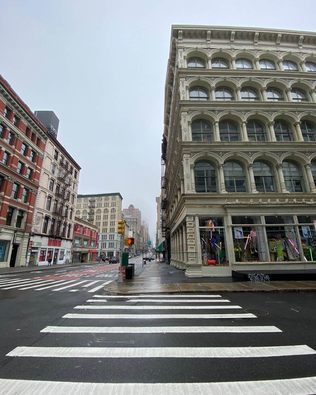 New Yorkさんのインスタグラム写真 - (New YorkInstagram)「Left my apt & went for a short walk. Snapshots with my phone of  New York streets today. Stay In & Stay Safe. ❤️ New York」3月30日 7時44分 - newyork