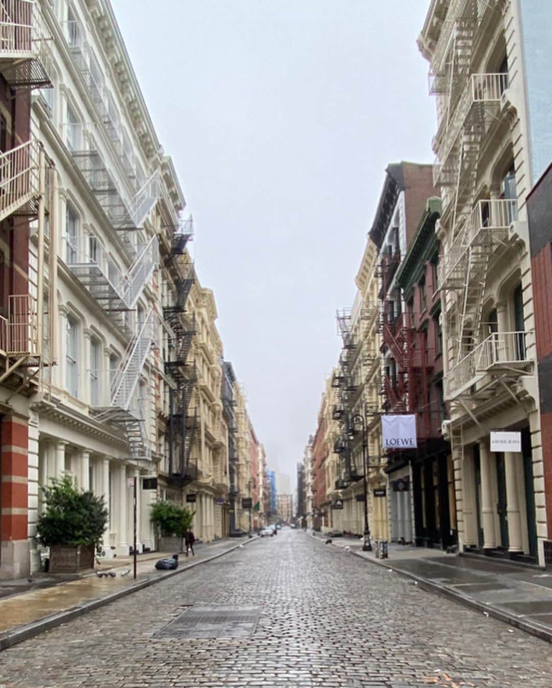 New Yorkさんのインスタグラム写真 - (New YorkInstagram)「Left my apt & went for a short walk. Snapshots with my phone of  New York streets today. Stay In & Stay Safe. ❤️ New York」3月30日 7時44分 - newyork