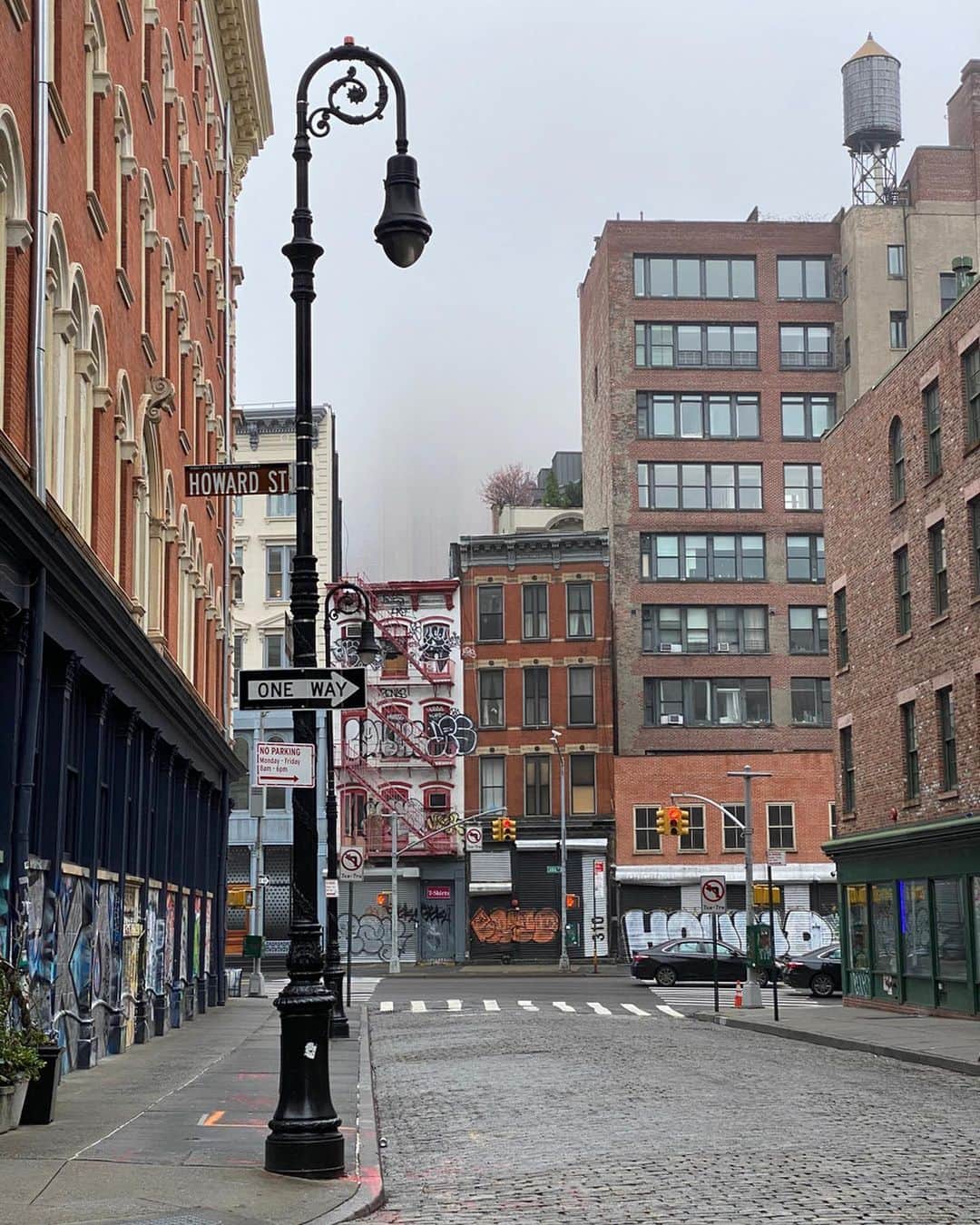 New Yorkさんのインスタグラム写真 - (New YorkInstagram)「Left my apt & went for a short walk. Snapshots with my phone of  New York streets today. Stay In & Stay Safe. ❤️ New York」3月30日 7時44分 - newyork