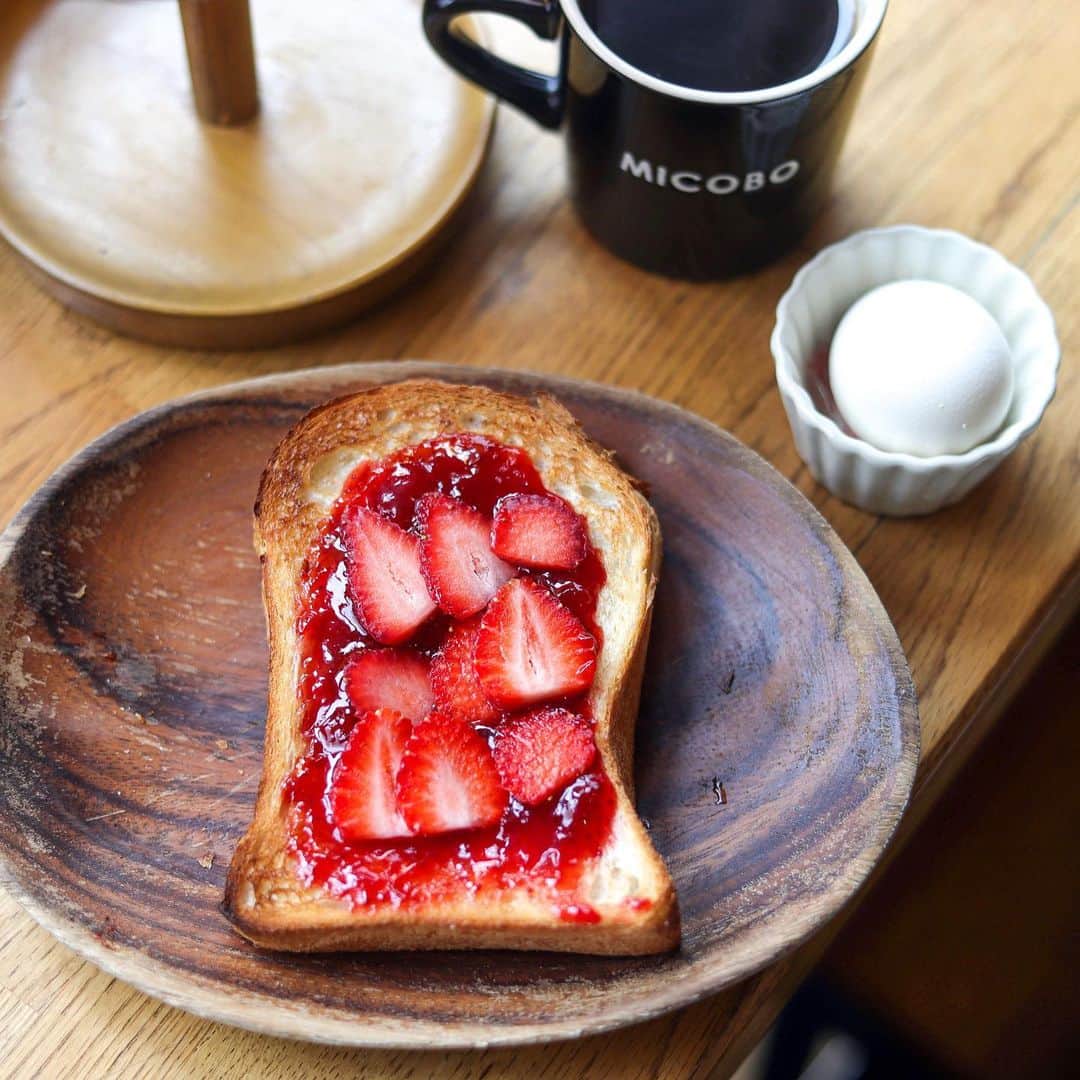 きょん。さんのインスタグラム写真 - (きょん。Instagram)「. .  MIKAGE COFFEE LABO @mikagecoffeelabo_official  おじいちゃん達の 会話に耳を傾けつつ いちごトースト と ゆでたまご。  朝の特権☀︎ #MIKAGECOFFEELABO #coffee#sweets#breakfast」3月30日 7時46分 - kyon_tokiiro