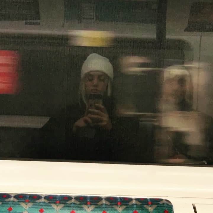 システィーン・スタローンのインスタグラム：「That time @briannetju and I wore wigs on a train💚💚💚 (these were taken last year)」