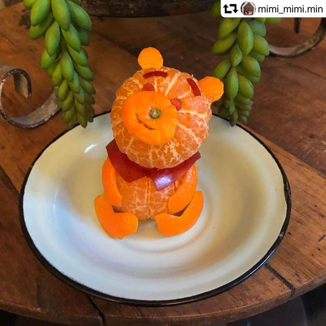 睦のインスタグラム：「素晴らしいっ😆  可愛すぎて、 食べれないけど、 食べたい！です。  repost @mimi_mimi.min ・・・ Having fun to create 👵🏻🥰🍊🍓 何か時間があって作ってみた。 ARIGATO @annakcoffman  #quarantinelife #challange #killingtime #stayhomestaysafe  #winniethepooh #halo #mandarines #orange #elmo #grandmalife  #自宅待機 #挑戦 #暇つぶし #くまのプーさん #マンダリン#オレンジ #エルモ  #art  #アート　 #hunny  #honey  #はちみつ　 #disney  #cute  #プーさん　 #プー　 #テンション上がる  #pooh  #プーちゃん  #hundredacrewoods」